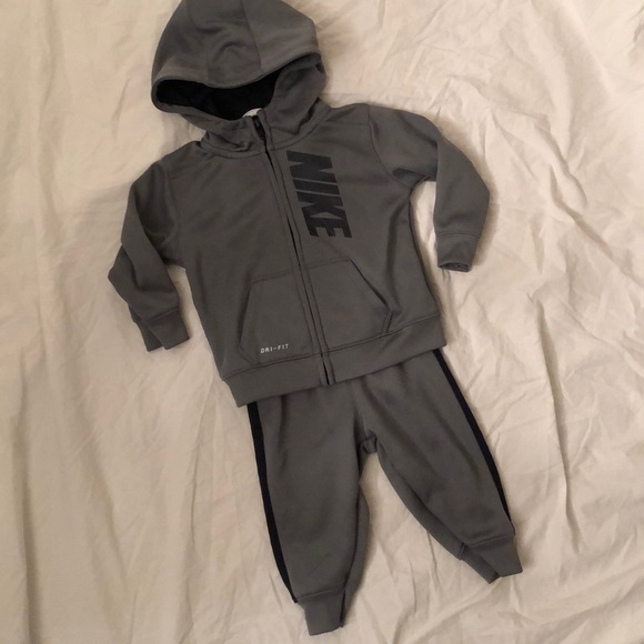 gray nike jogging suit